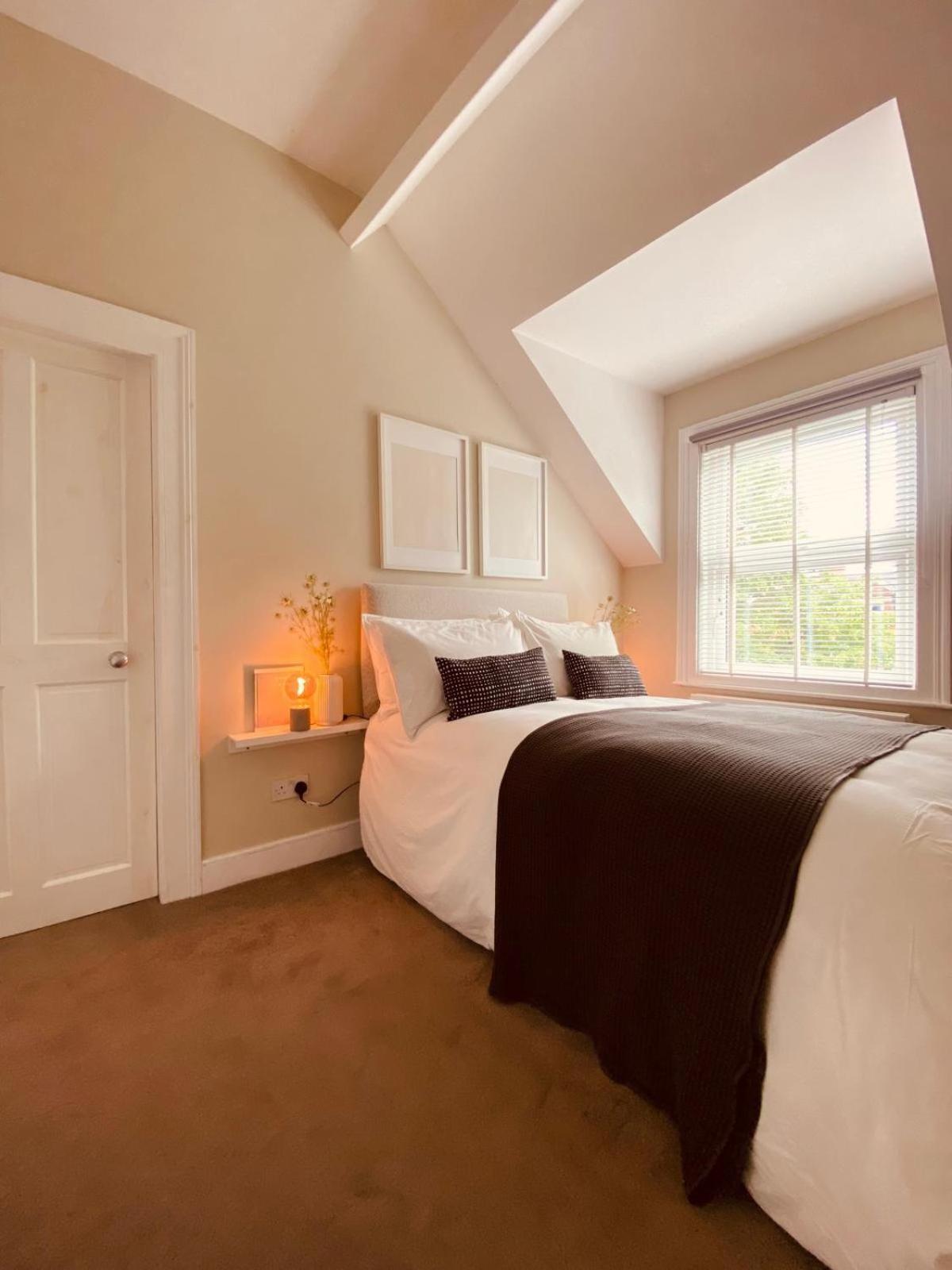 Hébergement de vacances 4br Spacious Home- 5 Mins To City- Free Secure Parking *