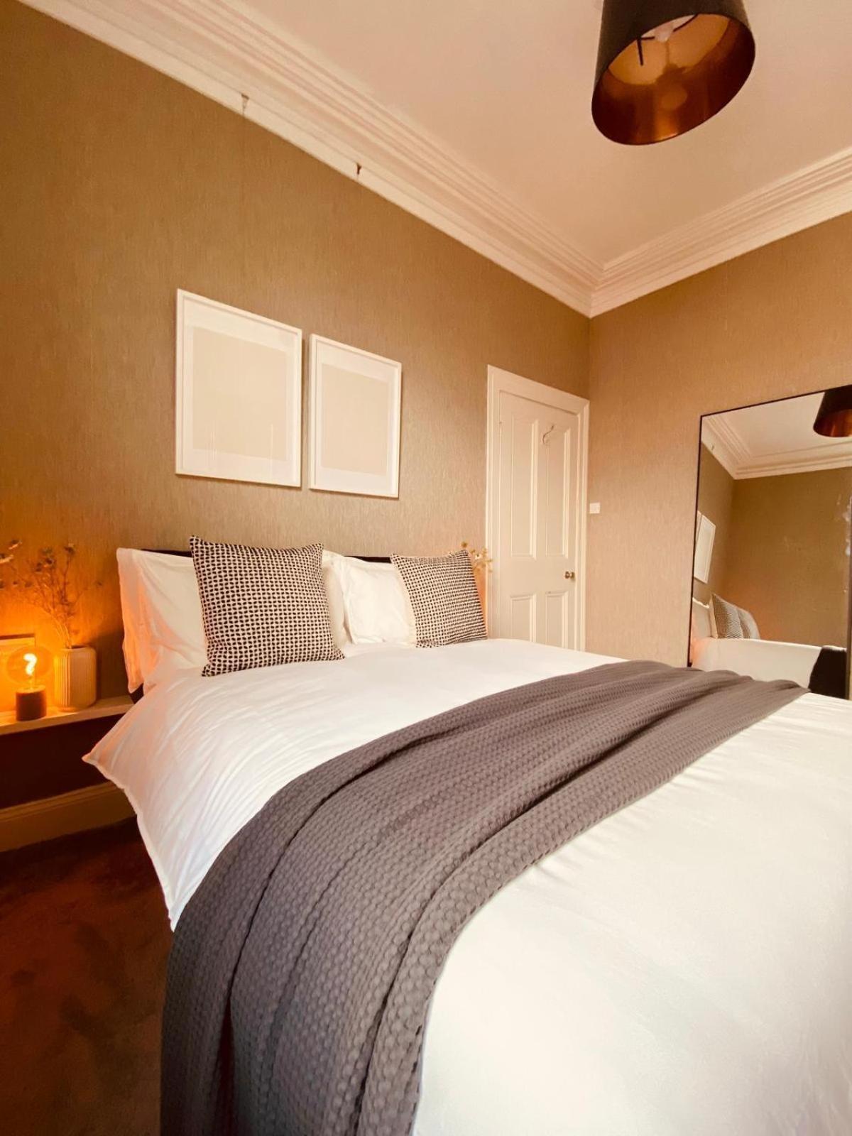 4br Spacious Home- 5 Mins To City- Free Secure Parking Hébergement de vacances Belfast