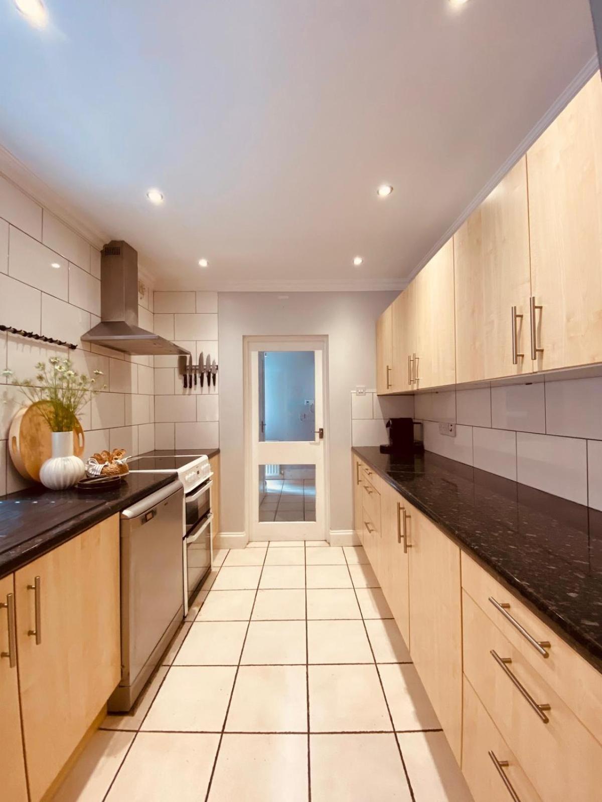 4br Spacious Home- 5 Mins To City- Free Secure Parking Hébergement de vacances *