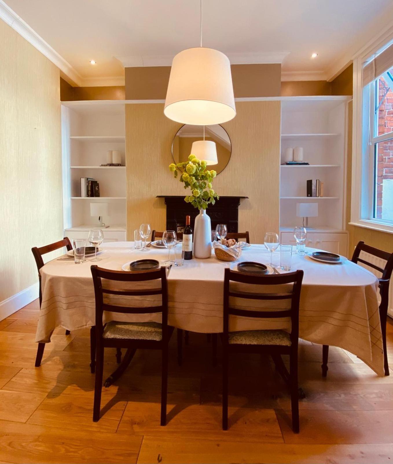 Hébergement de vacances 4br Spacious Home- 5 Mins To City- Free Secure Parking *