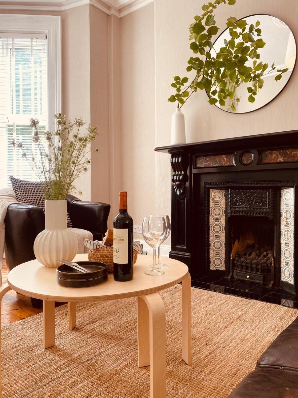 Hébergement de vacances 4br Spacious Home- 5 Mins To City- Free Secure Parking