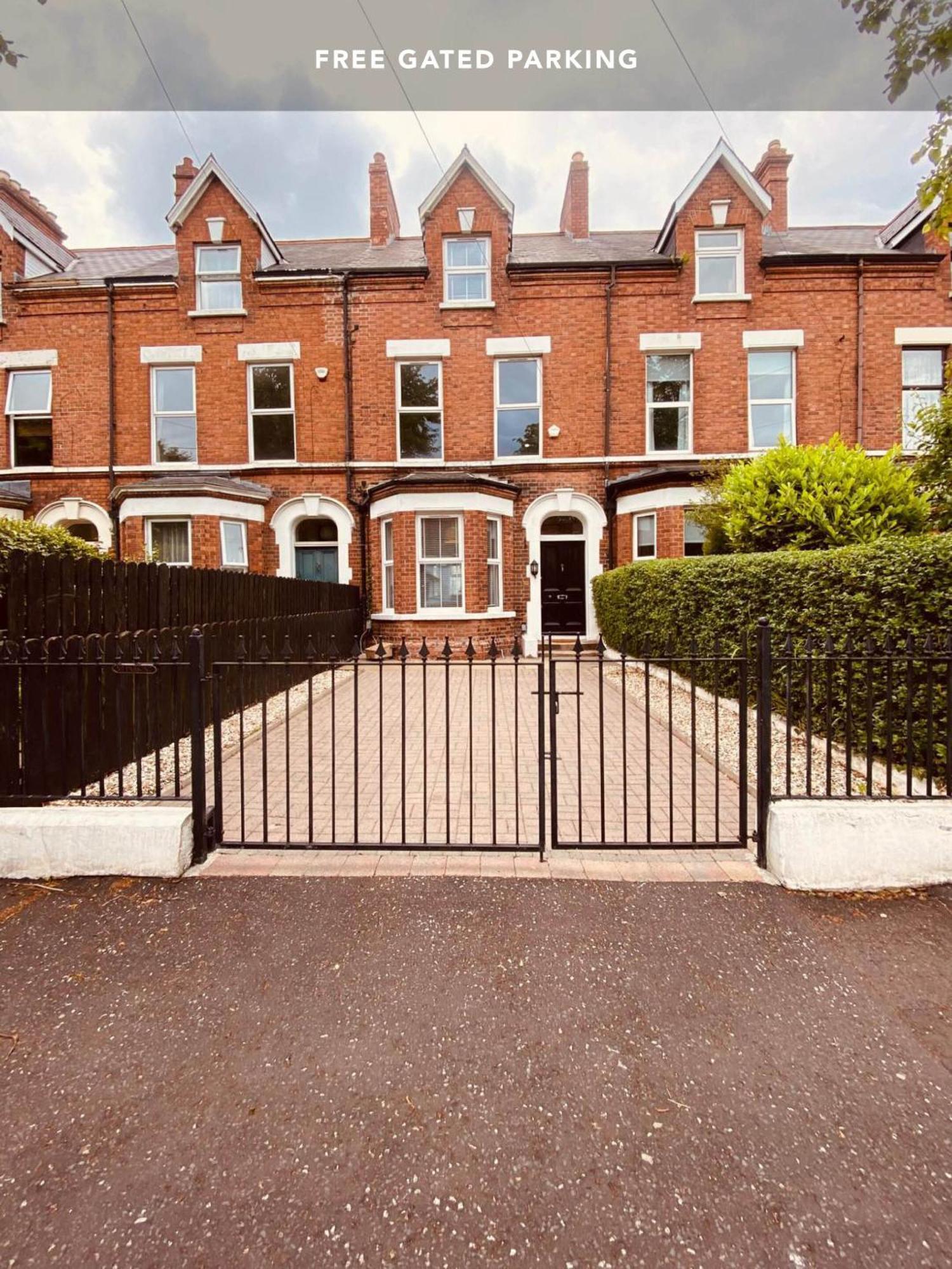 Hébergement de vacances 4br Spacious Home- 5 Mins To City- Free Secure Parking Belfast